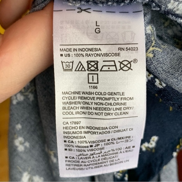 OLD NAVY CREW NECK WITH KEYHOLE BACK FLORAL TANK SIZE LARGE - Picture 5 of 9